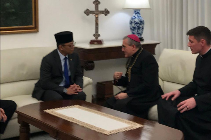 Menurut Vatikan, Paus Fransiskus meninggal karena stroke yang diikuti koma dan gagal jantung.