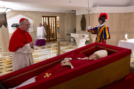 Vatikan merilis gambar pertama Almarhum Paus Fransiskus, yang berada di dalam peti jenazah yang terbuka. Foto itu diambil pada Senin, 21 April 2025 dan dibagikan pada Selasa, 22 April, oleh The Vatican Media.
