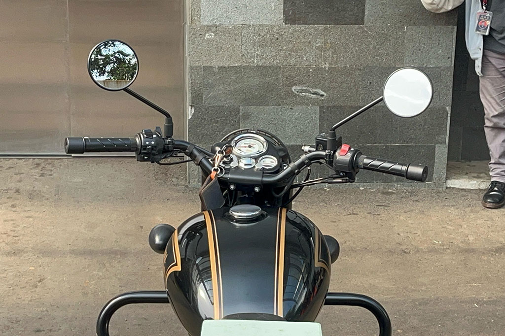 Kendaraan itu diduga berkaitan dengan kasus dugaan korupsi pada pengadaan iklan di PT Bank BJB. Cuma motor hitam ini yang dipamerkan KPK.