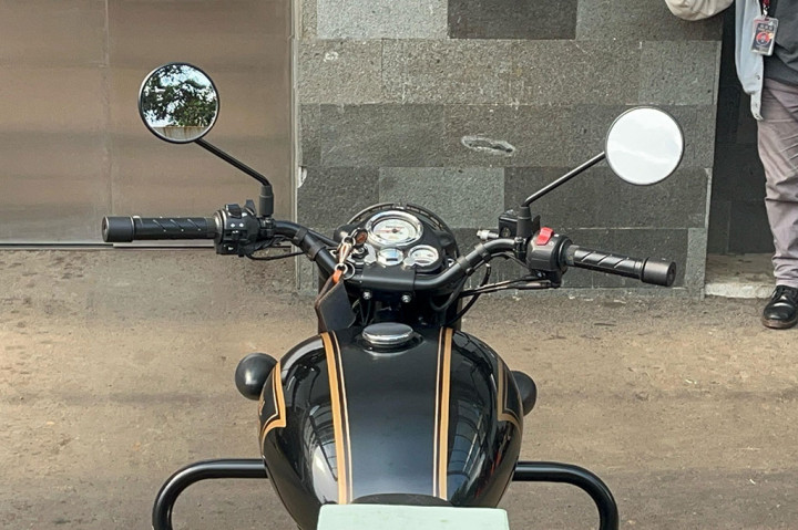 Kendaraan itu diduga berkaitan dengan kasus dugaan korupsi pada pengadaan iklan di PT Bank BJB. Cuma motor hitam ini yang dipamerkan KPK.