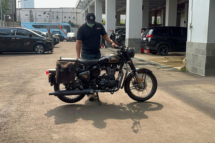 Motor itu berjenis Royal Enfield Classic 500 Limited Edition. Warna kendaraan itu hitam dengan tambahan aksen garis emas di sebagian badan motor.