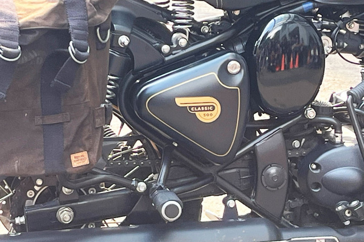 Komisi Pemberantasan Korupsi (KPK) memperlihatkan Motor Royal Enfield milik mantan Gubernur Jawa Barat Ridwan Kamil yang telah disita. 