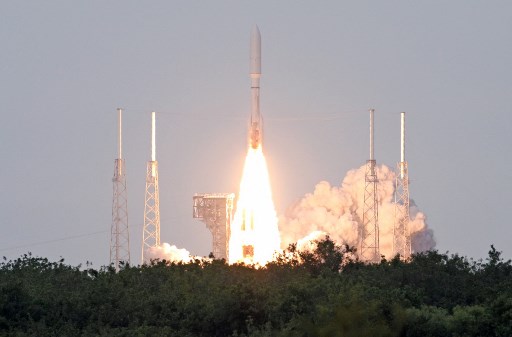 Roket Atlas V dari United Launch Alliance (ULA) lepas landas dari Space Launch Complex 41 di Kennedy Space Center di Cape Canaveral, Florida, Senin, 28 April 2025 waktu setempat. 