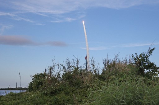 Misi tersebut, yang disebut Kuiper Atlas 1, lepas landas dari Cape Canaveral Space Force Station di Florida pada pukul 7:00 malam waktu setempat (2300 GMT), dengan roket Atlas V United Launch Alliance (ULA) yang membawa 27 satelit ke orbit.