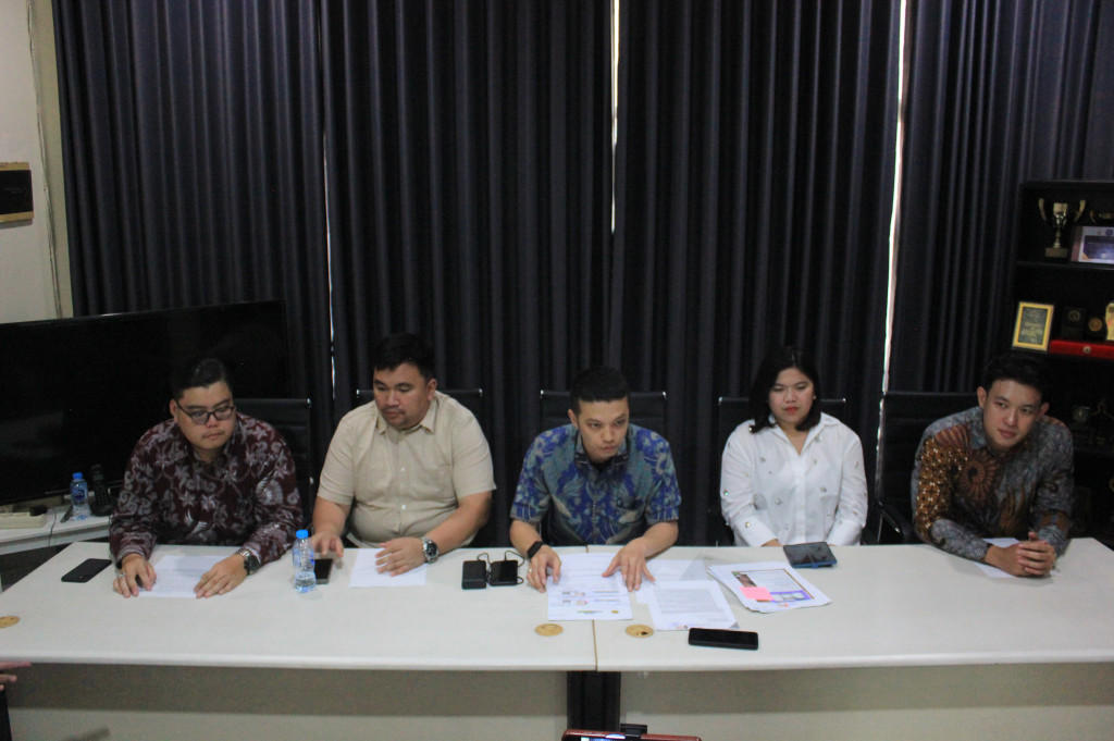 Seorang bernama Gladys Enjelika Mokodompis menjadi korban kerugian yang diduga akibat kelalaian yang dilakukan oleh Rumah Sakit Siloam Semanggi. Korban diberi tahu bahwa ada 2 jarum patahan yang tertinggal di dalam tubuhnya.