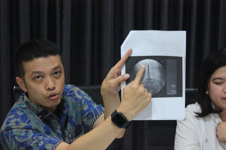 Gladys sebagai korban berupaya meminta tanggung jawab kepada pihak rumah sakit karena khawatir akan kondisi kesehatannya.