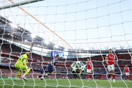 Dembele mencetak gol kemenangan ke gawang Arsenal ketika laga baru berjalan kurang dari lima menit.