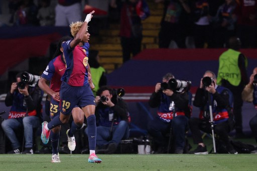 Barcelona memperkecil ketertinggalan menjadi 1-2 pada menit ke-24. Aksi individu Yamal melewati beberapa pemain Inter sebelum melepaskan tembakan terukur ke tiang jauh, membuat Yann Sommer mati langkah.