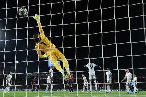 Barcelona kembali menyamakan kedudukan pada menit ke-65, kali ini lewat sepakan keras Raphinha dari luar kotak penalti yang membentur tiang lalu mengenai punggung Sommer untuk memantul masuk ke gawang sendiri. Skor 3-3 bertahan hingga laga usai. 