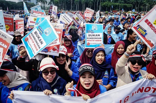 Selain itu, Prabowo juga menegaskan dukungannya terhadap usulan penghapusan sistem outsourcing yang selama ini menjadi sorotan para buruh. Ia menyebut, Dewan Kesejahteraan Buruh akan turut mempelajari secara mendalam mekanisme transisi menuju penghapusan sistem tersebut, dengan tetap mempertimbangkan iklim investasi.