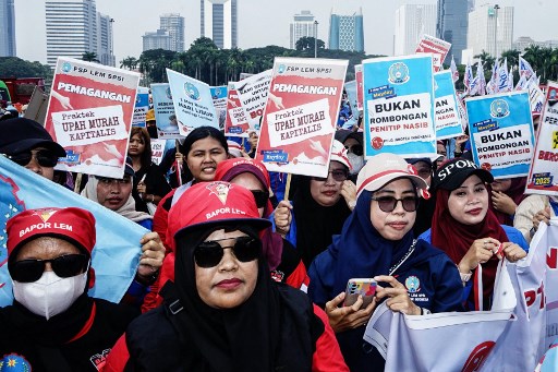 Langkah-langkah lain yang juga diumumkan termasuk pembentukan Satuan Tugas (Satgas) PHK untuk mengantisipasi pemutusan hubungan kerja secara sepihak, serta percepatan pembahasan RUU Perlindungan Pekerja Rumah Tangga dan RUU perlindungan pekerja laut serta sektor perikanan.