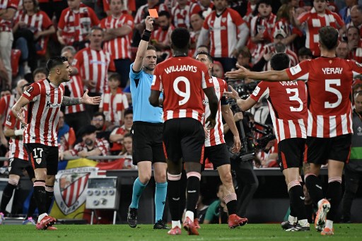 Petaka bagi Bilbao setelah harus bermain dengan 10 orang sejak menit ke-35, setelah Dani Vivian diganjar kartu merah langsung oleh wasit karena melakukan pelanggaran kepada Rasmus Hojlund di kotak terlarang.