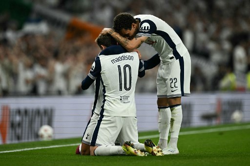 The Lilywhites berhasil menggandakan keunggulan pada menit 34 setelah umpan lambung dari Pedro Porro dapat diterima James Maddison untuk selanjutnya mencetak gol. Skor 2-0 menutup babak pertama.