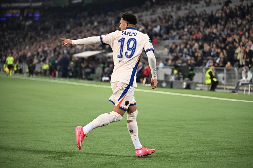Jadon Sancho dan Noni Madueke membawa Chelsea nyaman memimpin di babak pertama.