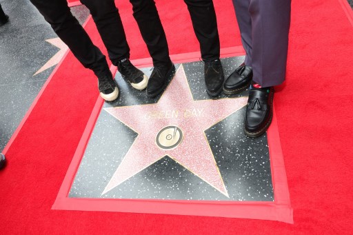 Peraih lima penghargaan Grammy Award Rock and Roll Hall of Fame ini merilis album Dookie yang sukses pada tahun 1994 yang terjual lebih dari 10 juta kopi dan meraih status 10x Platinum Diamond. 