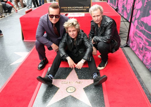 “Musik Green Day tidak hanya menginspirasi banyak generasi, tetapi juga menjadi soundtrack kehidupan kita. Menghormati mereka dengan bintang di Hollywood Walk of Fame merupakan tanda penghargaan kami atas kontribusi luar biasa mereka terhadap dunia musik,” ungkap Ana Martinez, Produser Walk of Fame. 