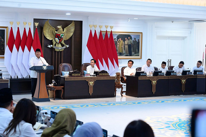 “Sampai hari ini saya dapat laporan barusan sudah lebih dari seribu titik, 1.286. Yang total penerima makan berizi sekarang sudah di atas 3 juta, 3,4 juta di awal Mei dan diperkirakan akhir Mei akan mencapai 4 juta. Di akhir Juni akan mencapai 6 juta dan di akhir Agustus akan mencapai 22 juta. Sehingga di akhir November 2025 akan mencapai 82,9 juta penerima manfaat,” ujarnya.