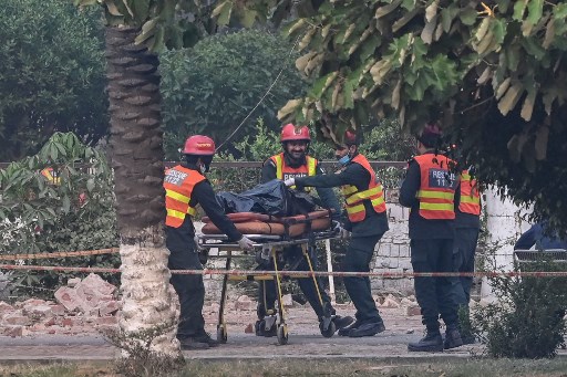 Tim penyelamat mengevakuasi jenazah korban dari gedung yang rusak di Kompleks Kesehatan dan Pendidikan Pemerintah setelah serangan India di Muridke, sekitar 30 kilometer dari Lahore, Rabu, 7 Mei 2025.