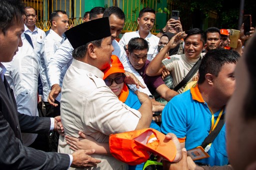 Setelah itu, keduanya tampak berpamitan kepada seluruh siswa sekolah.