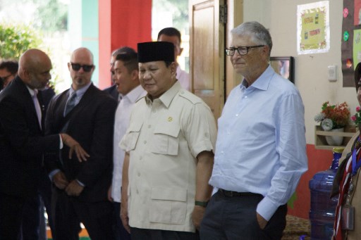 Tampak pula Kepala Badan Gizi Nasional Dadan Hindayana yang kemudian diperkenalkan oleh Prabowo kepada Bill Gates. Ketiganya kemudian berdiskusi santai sambil melanjutkan peninjauan MBG ke kelas lainnya.
