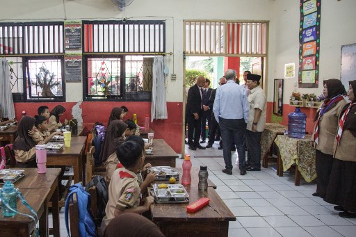 Presiden dan Bill Gates kemudian bergegas ke salah satu kelas dan melihat seorang siswa memimpin doa sebelum mereka menyantap MBG.