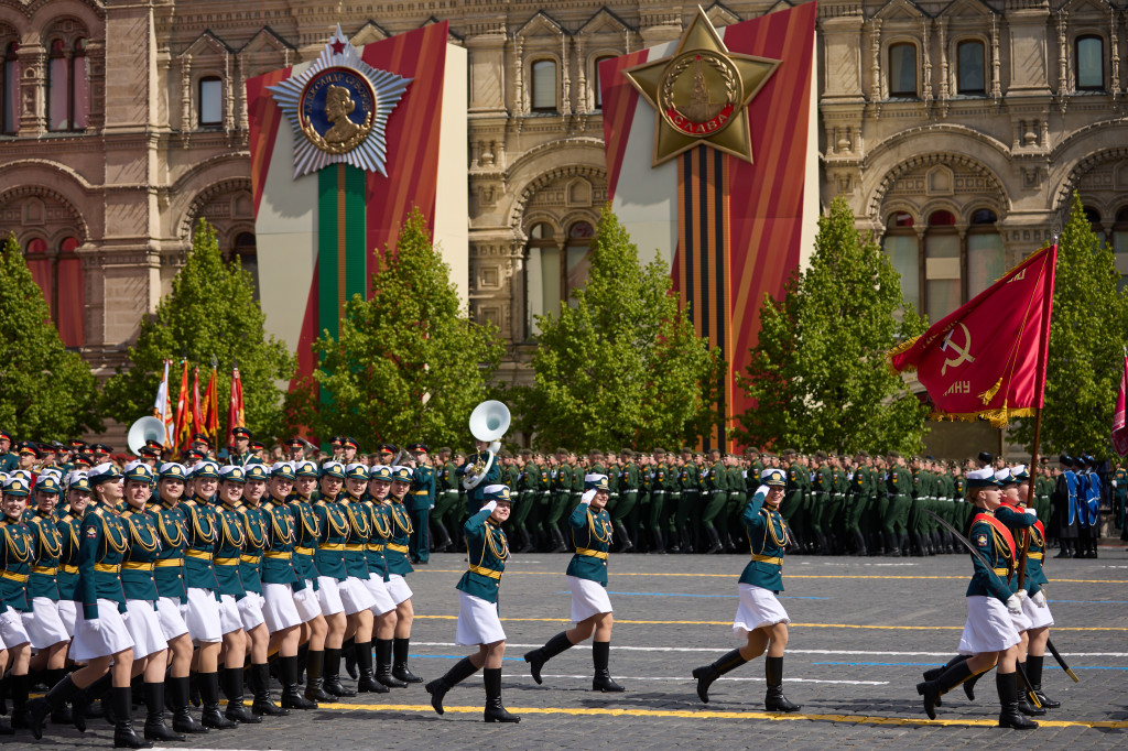 “Kami menghormati setiap veteran Perang Patriotik Raya, menundukkan kepala untuk mengenang setiap orang yang berjuang demi Kemenangan - untuk mengenang putra, putri, ayah, ibu, kakek, buyut, suami, istri, saudara laki-laki, saudara perempuan, anggota keluarga, dan teman-teman kami,” Putin menambahkan.