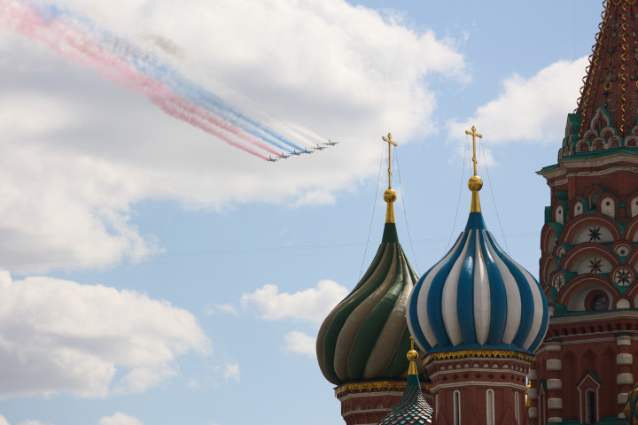 “Kami menundukkan kepala di hadapan rekan-rekan seperjuangan kami yang gugur dalam pertempuran yang benar untuk Rusia. Saya nyatakan hening sejenak. Teman-teman terkasih! Hampir 80 persen populasi dunia terlibat dalam orbit Perang Dunia II yang berapi-api,” tegas Putin..