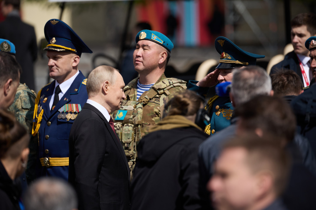 “Kepahlawanan rakyat bersifat universal, semua republik menanggung beban perang yang berat. Kontribusi rakyat Asia Tengah dan Transkaukasia sangat besar. Dari sini, eselon dengan segala yang dibutuhkan garis depan mengalir tanpa henti,” ujar Presiden Putin dalam pidatonya, seperti dikutip dari Viory, Jumat 9 Mei 2025.