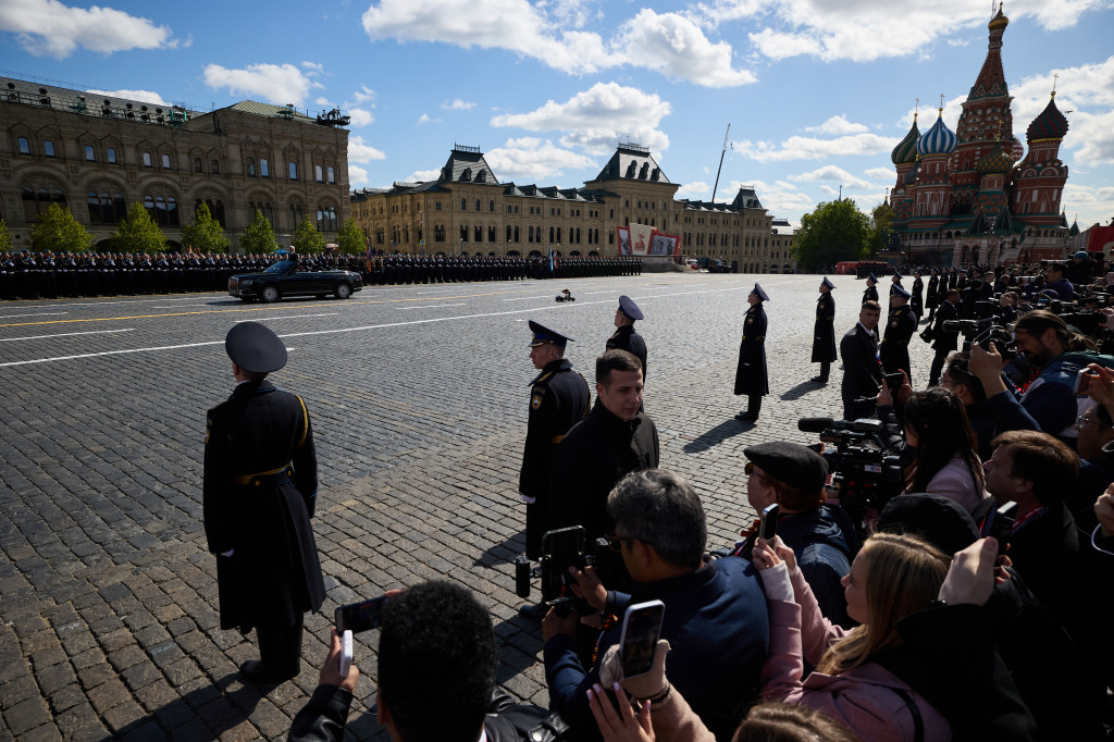 Presiden Putin, veteran perang, tamu, dan pemimpin asing menyaksikan parade dari tribun utama di Lapangan Merah. Menteri Pertahanan Andrey Belousov meninjau parade tersebut, yang dipimpin oleh Panglima Angkatan Darat Jenderal Angkatan Darat Oleg Salyukov.