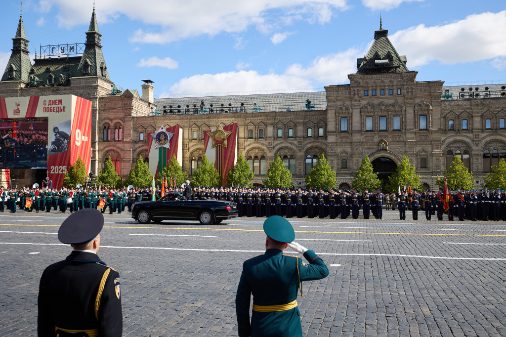 Pawai dimulai dengan pawai kelompok panji unit Pengawal Kehormatan Resimen Preobrazhensky yang membawa bendera nasional Rusia dan Panji Kemenangan yang legendaris melintasi Lapangan Merah. Panji Kemenangan dikibarkan di atas Reichstag oleh tentara dari Divisi Senapan Idritskaya ke-150 pada bulan Mei 1945.