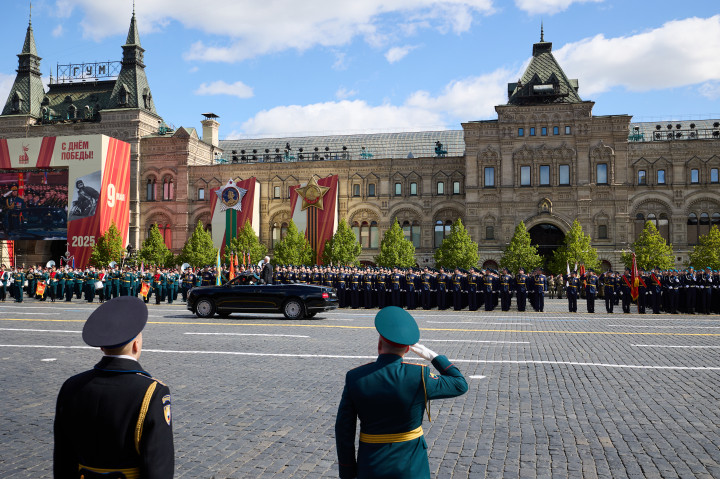 Pawai dimulai dengan pawai kelompok panji unit Pengawal Kehormatan Resimen Preobrazhensky yang membawa bendera nasional Rusia dan Panji Kemenangan yang legendaris melintasi Lapangan Merah. Panji Kemenangan dikibarkan di atas Reichstag oleh tentara dari Divisi Senapan Idritskaya ke-150 pada bulan Mei 1945.