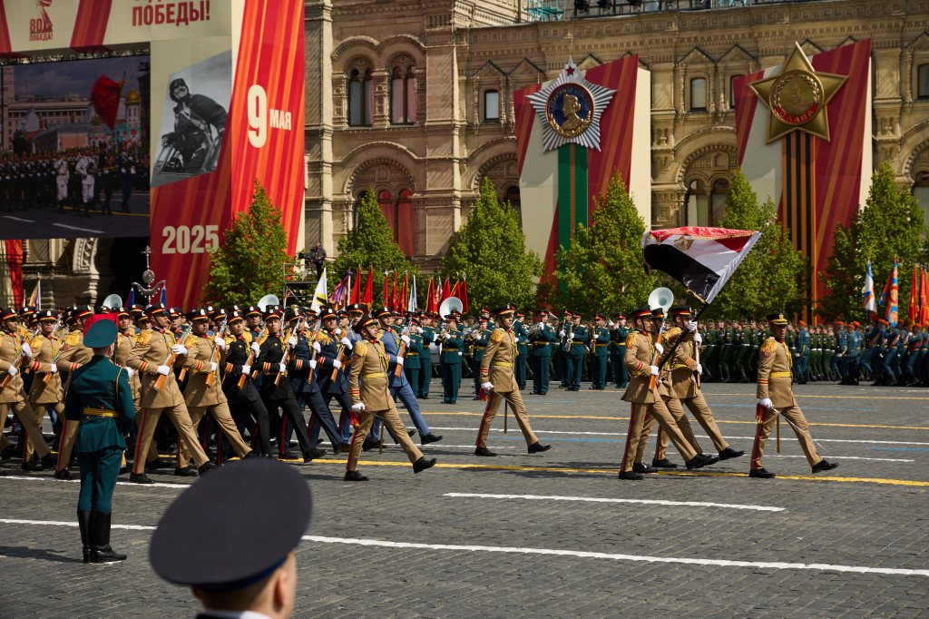 “Rumah sakit beroperasi di sini, dan ratusan ribu orang yang dievakuasi menemukan rumah kedua mereka di sini. Mereka berbagi tempat berteduh, roti, dan kehangatan hati,” ujar Putin.