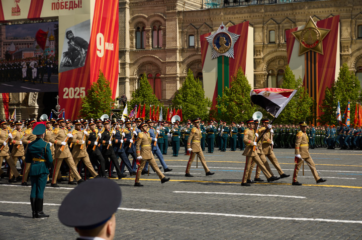 “Rumah sakit beroperasi di sini, dan ratusan ribu orang yang dievakuasi menemukan rumah kedua mereka di sini. Mereka berbagi tempat berteduh, roti, dan kehangatan hati,” ujar Putin.