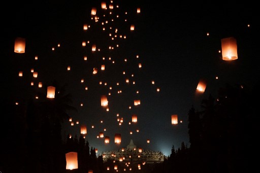 Ribuan lampion tersebut terbang membawa doa dan harapan saat perayaan Tri Suci Waisak tahun 2025.