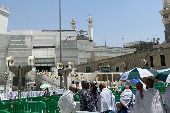 Askar menjaga ketat pintu masuk Masjidil Haram, Makkah, Arab Saudi, persis di samping kanan WC 3.