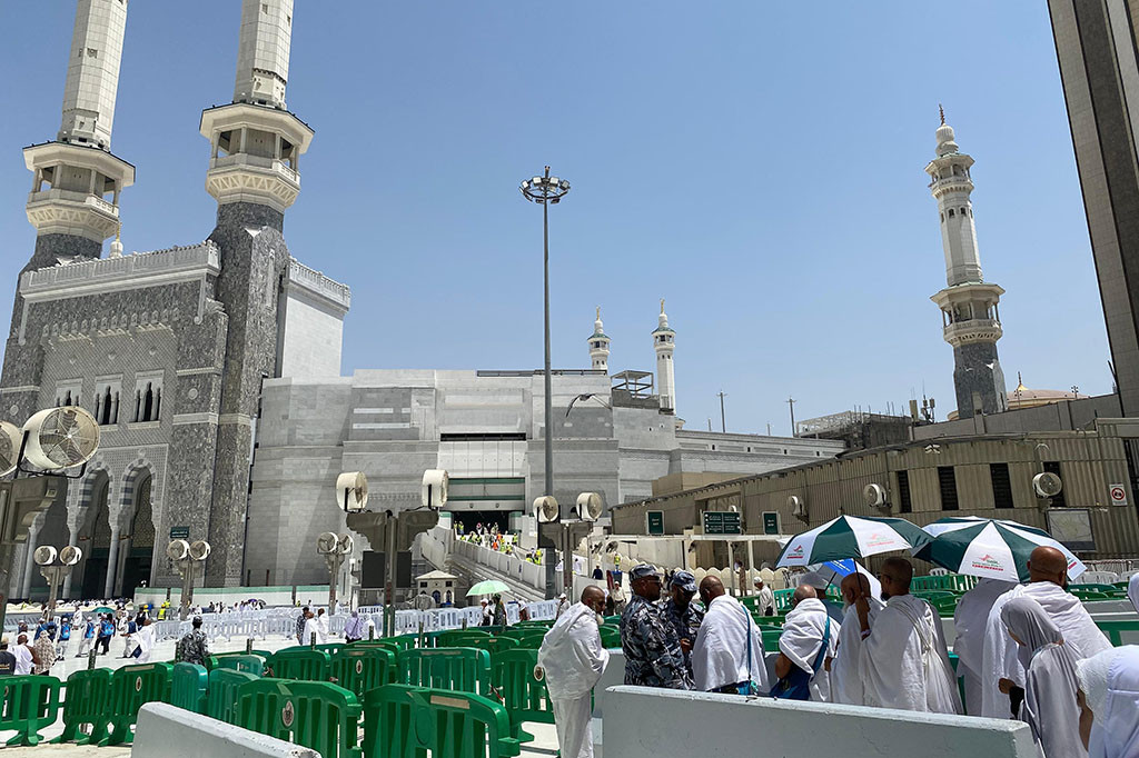 Jemaah yang akan memasuki Masjidil Haram harus menunjukkan Kartu Nusuk atau menunjukkan visa haji untuk melewati pemeriksaan Askar.