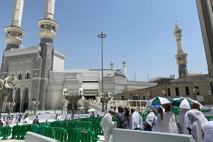 Jemaah yang akan memasuki Masjidil Haram harus menunjukkan Kartu Nusuk atau menunjukkan visa haji untuk melewati pemeriksaan Askar.