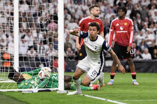 Kemenangan The Lilywhites atas Setan Merah hadir berkat gol semata wayang dari Brennan Johnson di babak pertama.