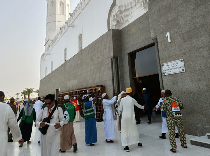 Menjelang sore umat Islam silih berganti masuk masjid untuk melaksanakan salat sunnah.