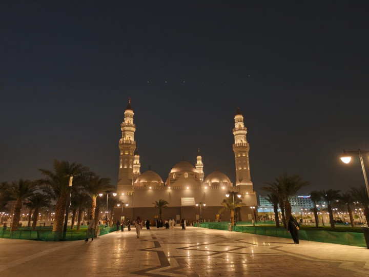 Masjid ini memiliki kedudukan istimewa bagi umat Islam karena didirikan dengan dasar ketaqwaan dan menjadi tempat ibadah yang pahalanya setara dengan ibadah umrah.
