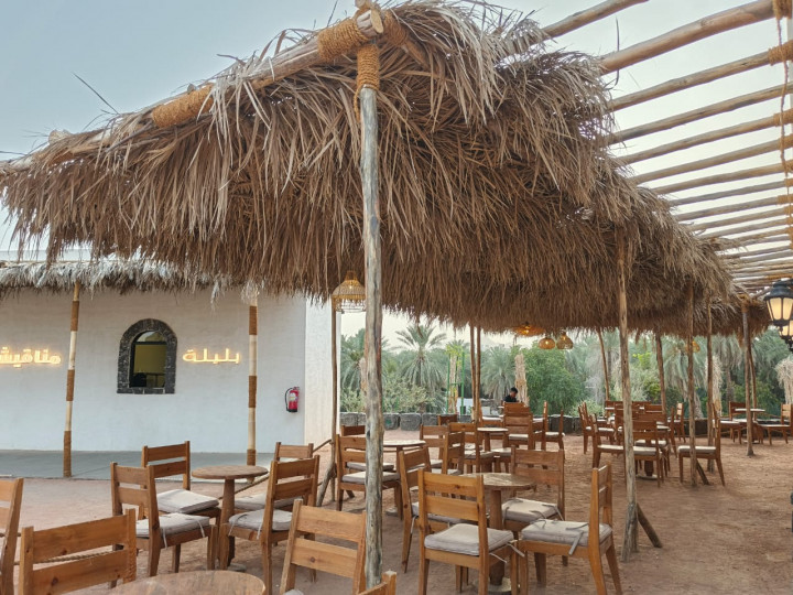 Sekitar masjid ini saat ini sudah mengalami perluasan. Sebuah bangunan taman yang diberi nama Maqsid Quba tampak berdiri menawan.