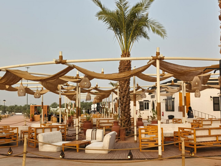 Sekelingnya juga ada bangunan cafe, foodcourt, toko oleh-oleh dan toko parfum yang dibangun untuk memikat para peziarah Masjid Quba.