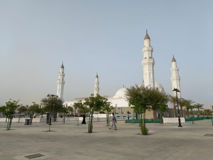  Tampak umat Islam berfoto untuk mengabadikan kunjungannya ke Masjid Quba.