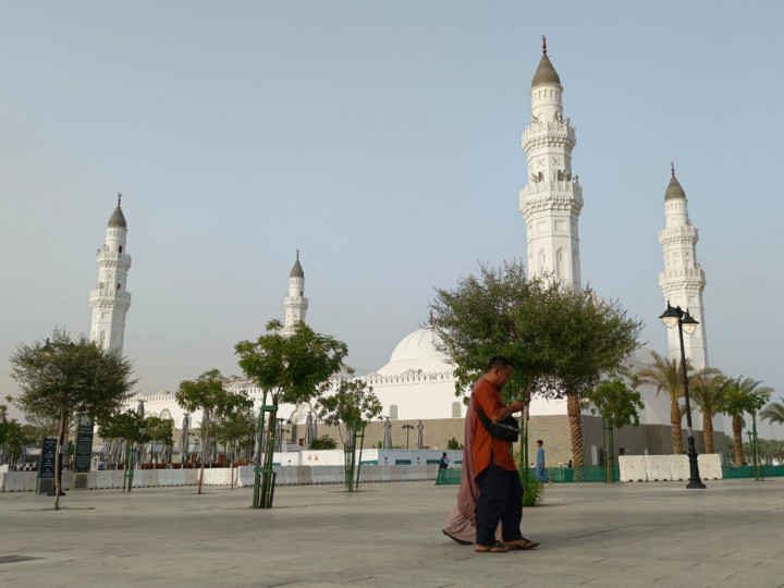  Sebagian umat Islam yang belum beranjak ke Makkah untuk menuaikan puncak ibadah haji pada 1446 H/ 2025 M, berkunjung ke masjid legendaris ini. 