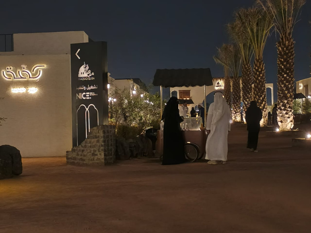 Penjaga toko oleh-oleh dan penjual parfum tengah menawarkan dagangannya terhadap calon jemaah haji yang berkunjung ke Masjid Quba.