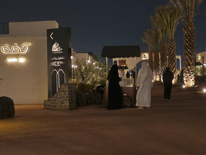 Penjaga toko oleh-oleh dan penjual parfum tengah menawarkan dagangannya terhadap calon jemaah haji yang berkunjung ke Masjid Quba.