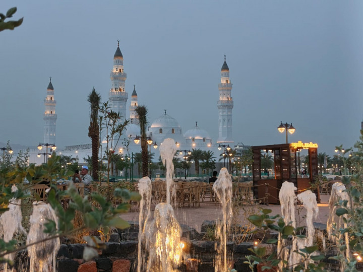 Sekitar masjid legendaris ini sudah diperluas dengan dipenuhi taman, cafetaria, dan tempat bermain buat anak. Ada sebuah taman air mancur yang semakin mempercantik suasana sekitar Masjid Quba.