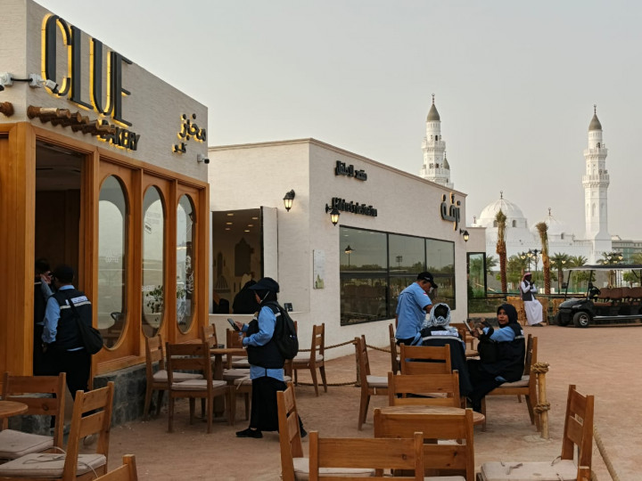 Warga lokal dan sejumlah umat Islam yang berkunjung ke Madinah menikmati berbagai kudapan yang disajikan di sejumlah cafetaria sekitar Masjid Quba. 