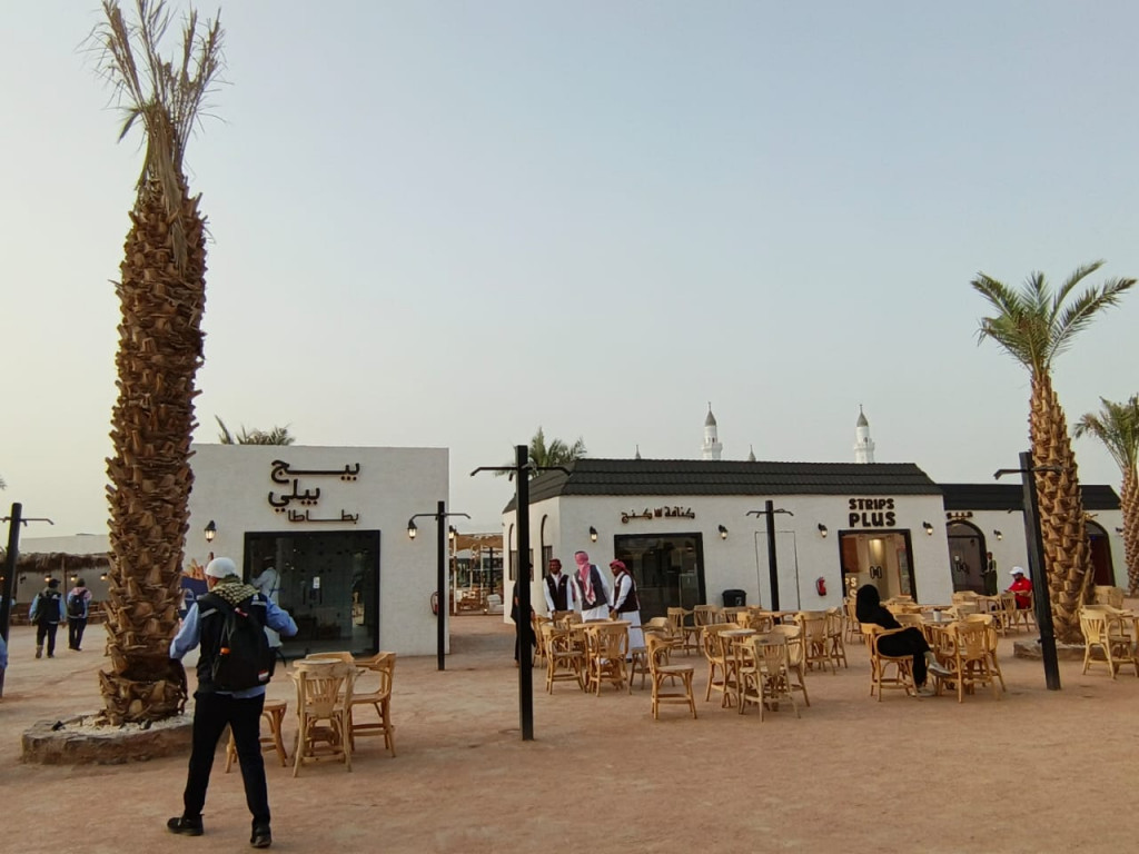 Sebagian warga juga berkeliling menikmati pemandangan yang disuguhkan di sekitar Cafetaria. Kawasan ini adalah bagian perluasan di sekitar Masjid Quba.