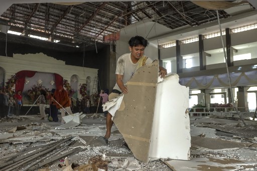 Gubernur Bengkulu Helmi Hasan menyatakan data sementara menunjukkan sekitar 100 rumah warga rusak akibat gempa bumi yang terjadi pada Jumat dini hari tersebut.